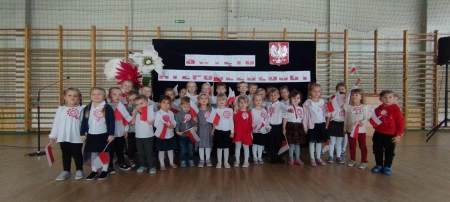 Przedszkolaki świętują Narodowe Święto Niepodległości