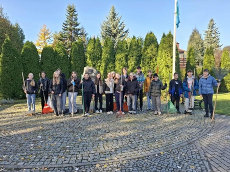 Jesienne porządki w parku koło Domu Kultury