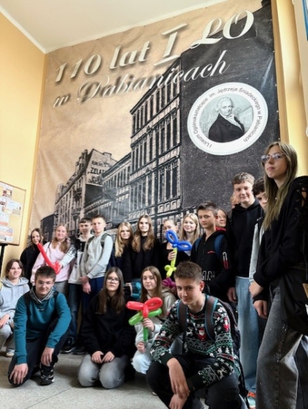 Klasa 8b odkrywa I LO w Pabianicach – warsztaty i zwiedzanie szkoły