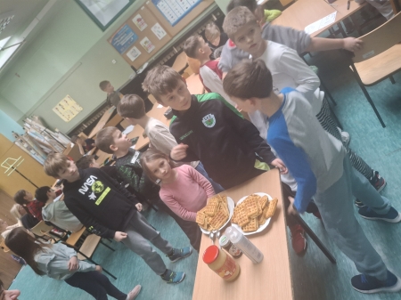 W SMERFOWYM ŚWIECIE realizacja zadania w ramach Międzynarodowego projektu edukacyjnego: ''Z kulturą mi do twarzy”