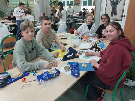 Klej na gorąco na plastyce w klasach 7-ych