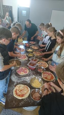 Ręce w mące – 4a na warsztatach kulinarnych w Pizzerii Hyyper w Ksawerowie