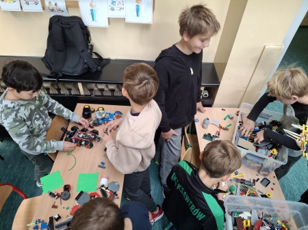 NOWE ZABAWKI – KLOCKI LEGO I ŻOŁNIERZYKI W ŚWIETLICY SZKOLNEJ