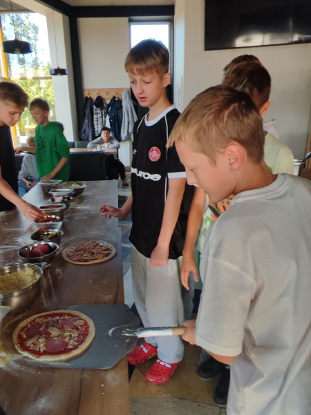 Klasa 7a na warsztatach w pizzerii Hyyper w Ksawerowie